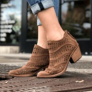 EUC Sofft Westwood Tan Suede Booties
